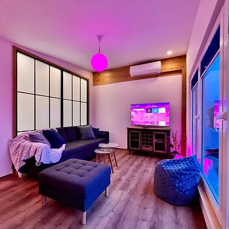 Mit Schoener Terrasse In Apartamento