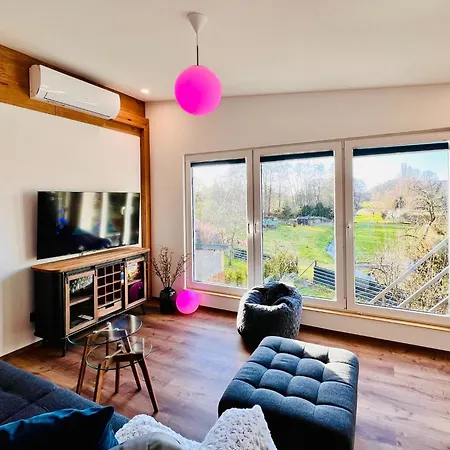 Mit Schoener Terrasse In Apartamento