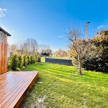 Lägenhet Mit Schoener Terrasse In
