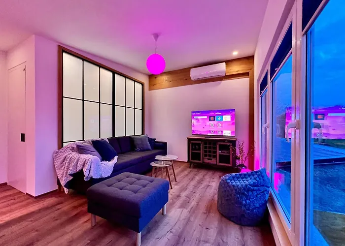 Mit Schoener Terrasse In Apartamento