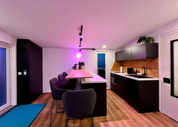 Mit Schoener Terrasse In Apartamento