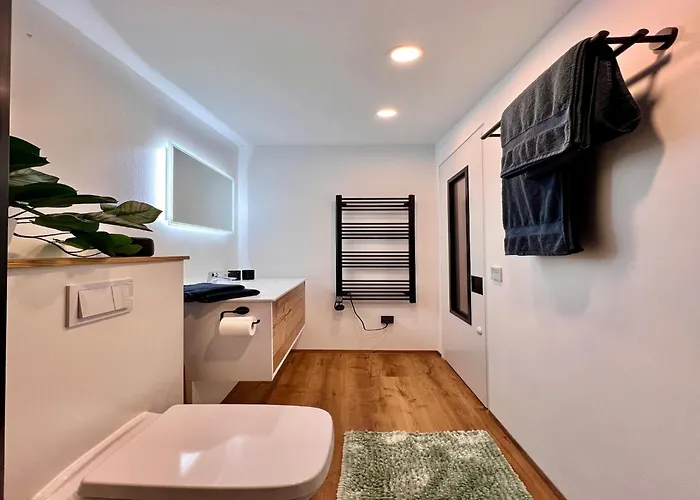 Mit Schoener Terrasse In Apartamento